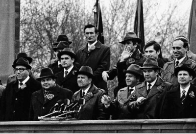 Южно-Сахалинск, 1 мая 1987 года. У микрофона И. П. Куропатко и П. И. Третьяков. Фото Юрия Полухина (из архива Г. М. Грошевой)