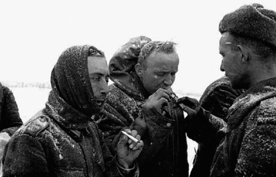Советские солдаты дают прикурить немецким военнопленным. Автор Макс Альперт