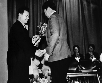 Заведующий облоно вручает Е.Р. Игошину награду «Отличник народного просвещения РСФСР», 1970-е