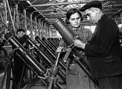 В одном из цехов «Красмаша» в годы войны, Автор снимка Степан Малобицкий, фотохроника ВОВ