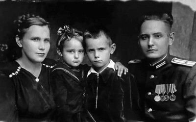 Иван Прокопьевич Аликин с семьей (дядя А.М. Иванчи), г. Малая Виска Кировоградской области, 1960-е