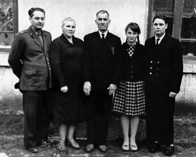 Семья фронтовика Иванчи (Михаил Степанович в центре), 1960-е