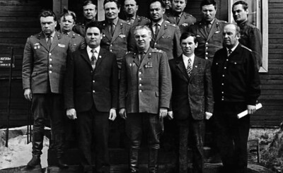 А.М. Иванча на острове Итуруп. Встреча с пограничниками на крыльце райкома партии, 1970-е.
