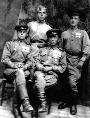 С боевыми товарищами в 1940-е, Фёдор крайний слева