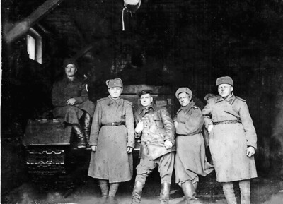 Фёдор крайний слева, военная фотография из семейного архива