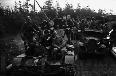 50-я параллель, 1945 год. Колонна танков и грузовиков в сопровождении подразделений пехоты на марше. Из фондов ГИАСО