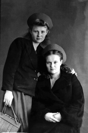 Родные сестры Ивана Вера Картавая (Кудинова) слева и Анна Картавая (Кананина)