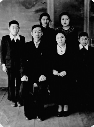 Кан Максим Ехенович  с женой Ли Еленой и детьми Варварой, Героней, Геннадием и Валерием, г. Горнозаводск