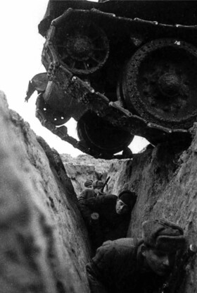 Под гусеницами танка. Снимок знаменитого фоторепортера Марка Маркова-Гринберга