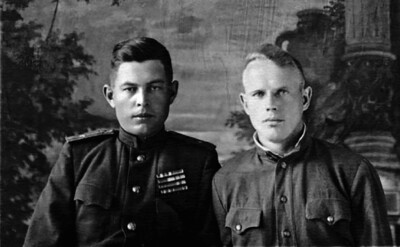 Михаил Кохан (слева) в военные годы с товарищем