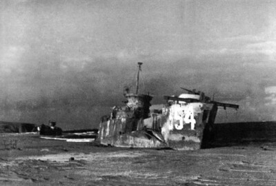 Выгоревший корпус cоветского десантного корабля американского производства ДС-9 (LCI-554) на пляже, где произошла высадка десанта. В бою погиб почти весь экипаж десантного судна во главе с командиром — лейтенантом В.П. Гурьевым