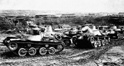 Частично разукомплектованные легкие танки «Ха-Го» (тип 95) и средние «Чи-Ха» 11-го японского танкового полка на окраине военно-морской базы Катаока на острове Шумшу во время капитуляции