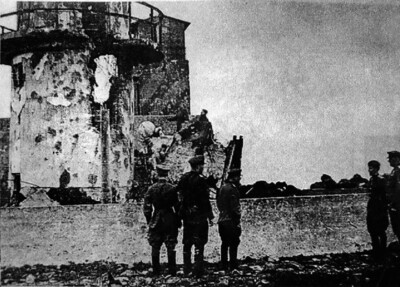 Советские офицеры у сгоревшего японского маяка на мысе Кокутан (Курбатого) острова Шумшу