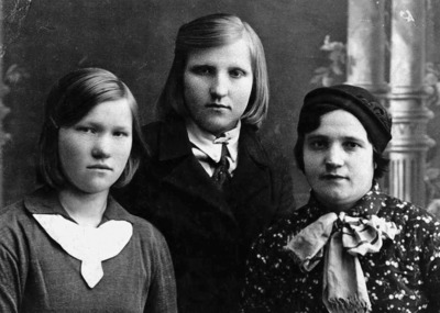 Мария (слева) с подругами, Белоруссия, 1939 год