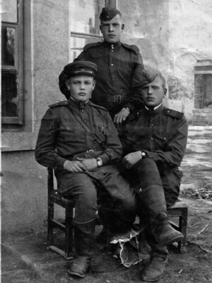 Николай Ковганов с товарищами, военная фотография