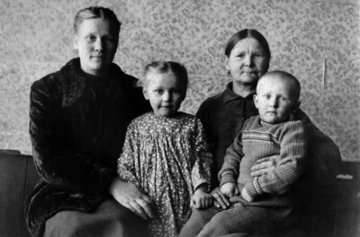 Мария с детьми Валей и Колей и мамой Марфой Яковлевной в начале 1950-х