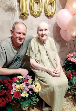 С младшим внуком Дмитрием в день 100-летнего юбилея, Южно-Сахалинск, 2024 год