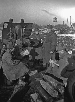 Советские артиллеристы в Будапеште, 1945 год. Фотохроника ВОВ, waralbum.ru