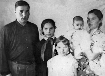 Павел Андреевич и Мария Владимировна с дочерьми Людмилой и Галиной и сыном Андреем