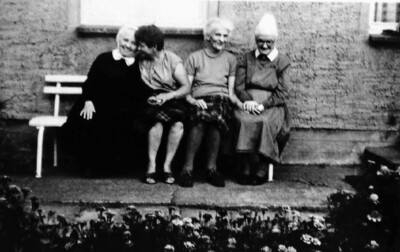 Валентина Кузьмина с монахинями приюта церкви Bugenhagenstiftes. 1989 год. Тогда же историю русской женщины рассказала немецкая газета