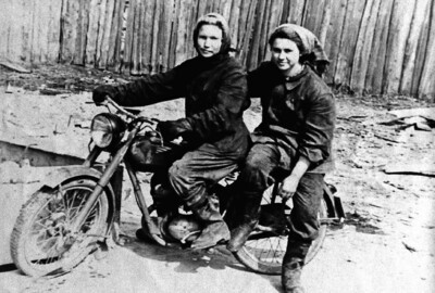 С подругой на стройке, Иркутск, 1959 год