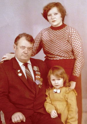 Валентин Кузнецов с дочерью и внучкой. Конец 1980-х гг.