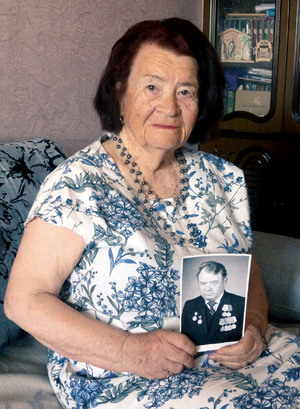 Инна Павловна Кузнецова с портретом мужа, Валентина Михайловича Кузнецова