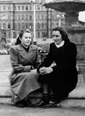 Инна Павловна Кузнецова (слева)