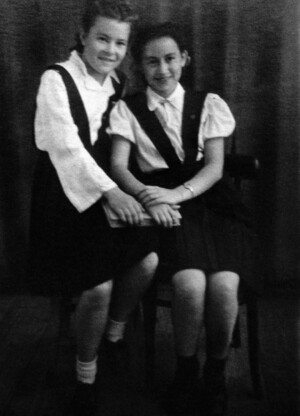 Инна Кузнецова (слева) в школьные годы