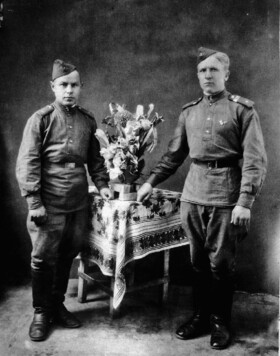 Дмитрий Кваша (справа) и Николай Ситников, о. Сахалин, с. Сокол, 1949 г.