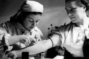 Актриса Надежда Велер сдает кровь, 1942 г.