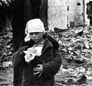 Девочка с котенком возле разрушенного дома. Смоленская область, 1941 г.