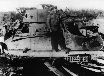 Советский танк Т-26, подбитый при штурме полицейского поста Хандаса на Южном Сахалине. Фотография Г. Грохова, фотографа 214-й отдельной танковой бригады.