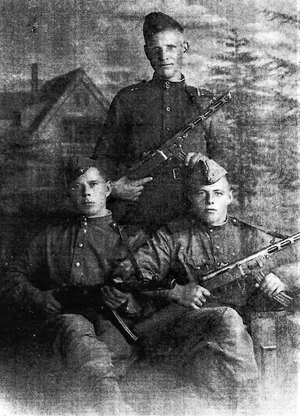 Г. Красногоров с товарищами (справа). 17 сентября 1945 г., г. Макаров.
