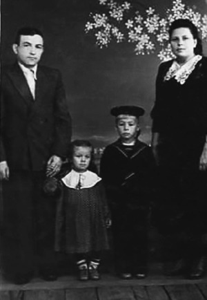 Александр Кругликов с женой и детьми