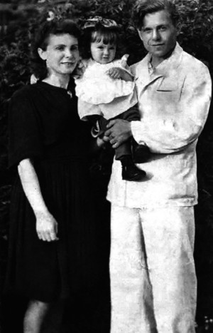 Аркадий Кусков с женой и ребенком