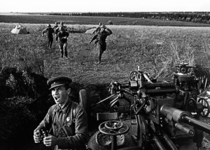 «Расчет, к бою!» (команду подает командир расчета). Автор: Дмитрий Бальтерманц. 1941 г.