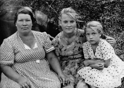 Нина Фёдоровна с детьми Ириной и Раисой, 1950-е