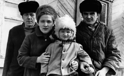 Николай Васильевич Лагутин с дочерью Раисой, внучкой Галей и зятем Виктором, Невельск, советские годы