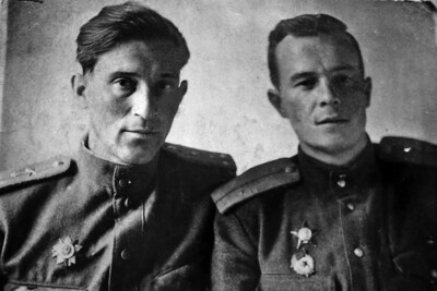 Александр Ларионов с другом, 1943 год