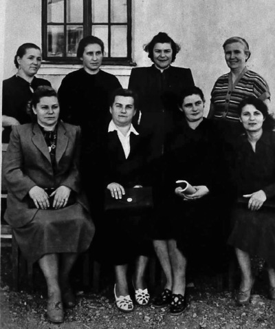 Л. Лесничая (Кочнева) в верхнем ряду - вторая слева. Сахалин, 1956 год