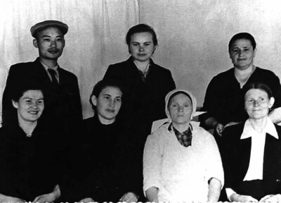 Фото на память с коллегами. Поселок Загорский (был в Долинском районе), 1956 – 1958 годы
