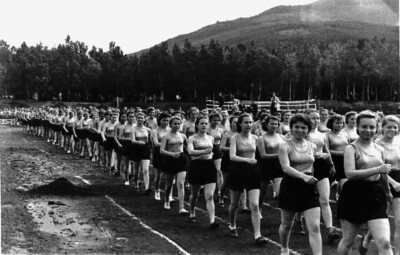 Парад физкультурниц на стадионе в городском парке, Южно-Сахалинск, 1956 год. Фото: sakhalin-znak.ru