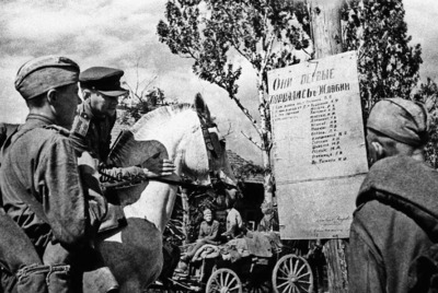 Бойцы читают список своих товарищей, которые первыми ворвались в город Жлобин. ТАСС
