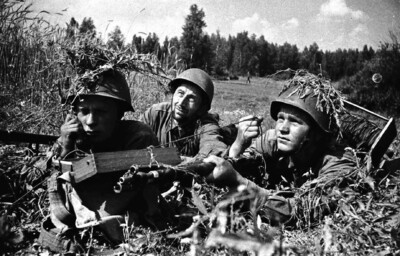 Связисты Западного фронта прокладывают телефонную линию в поле, 1941 год. Фото военкора Семёна Фридлянда