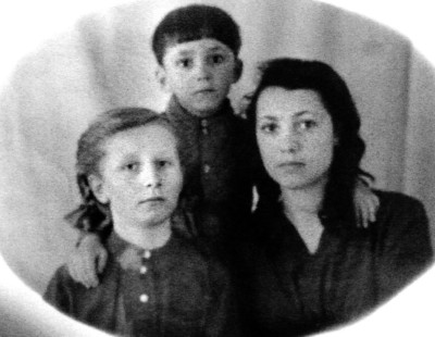 Надя с братом и сестрой, 1946 г.