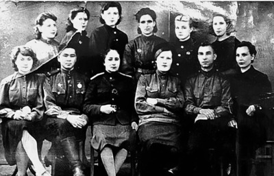 Мария Лукьянова (вторая слева в верхнем ряду) вместе с коллективом госпиталя