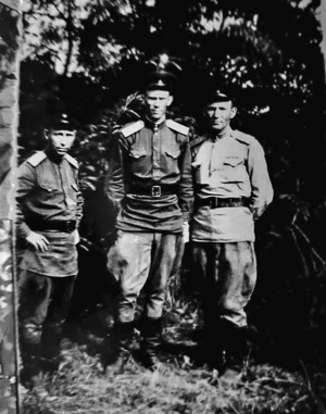Фёдор (слева) с однополчанами, Сахалин, 1949 год