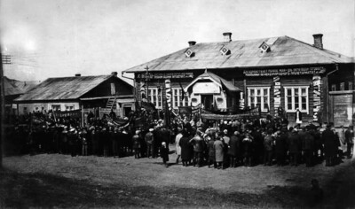 Александровск. Первомайская демонстрация у здания Окружного совета профсоюзов, 1930 год. Из фондов СОКМ