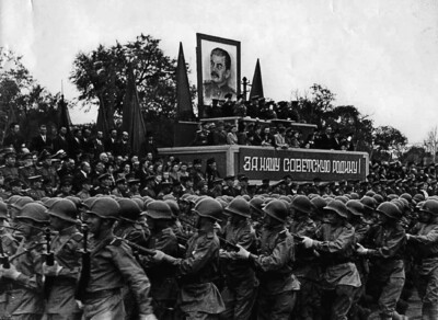 16 сентября 1945 года. Военный парад советских войск в честь дня Победы над Японией в освобожденном Харбине. Торжественную поступь бойцов запечатлел объектив дальневосточного фотографа Николая Шкулина